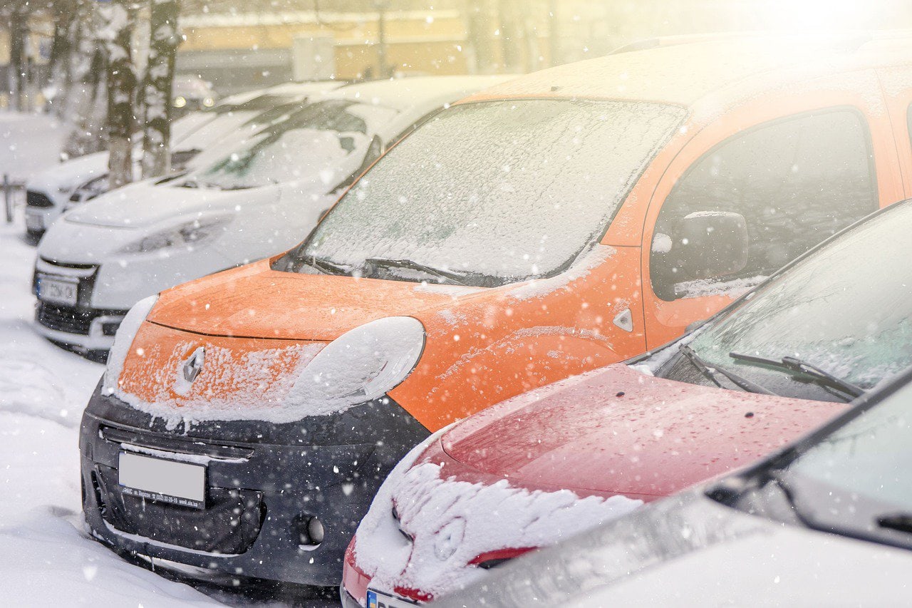 Das Anbringen einer Frostschutz-Abdeckung am Auto gehört nicht zum Arbeitsweg